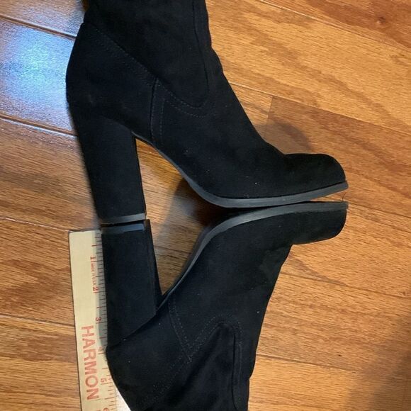 Madden Size 6 black faux suede boots - Picture 3 of 11